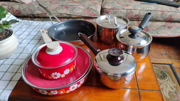 Assorted saucepan (one small saucepan aready taken)